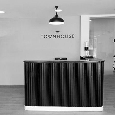Oyo Townhouse 17 Huda City Center Near Leisure Valley Park Gurgaon Bagian luar foto
